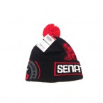 	Kulich Ottawa Senators od značky reebok s vypleteným názve a logem Ottawa Senators.